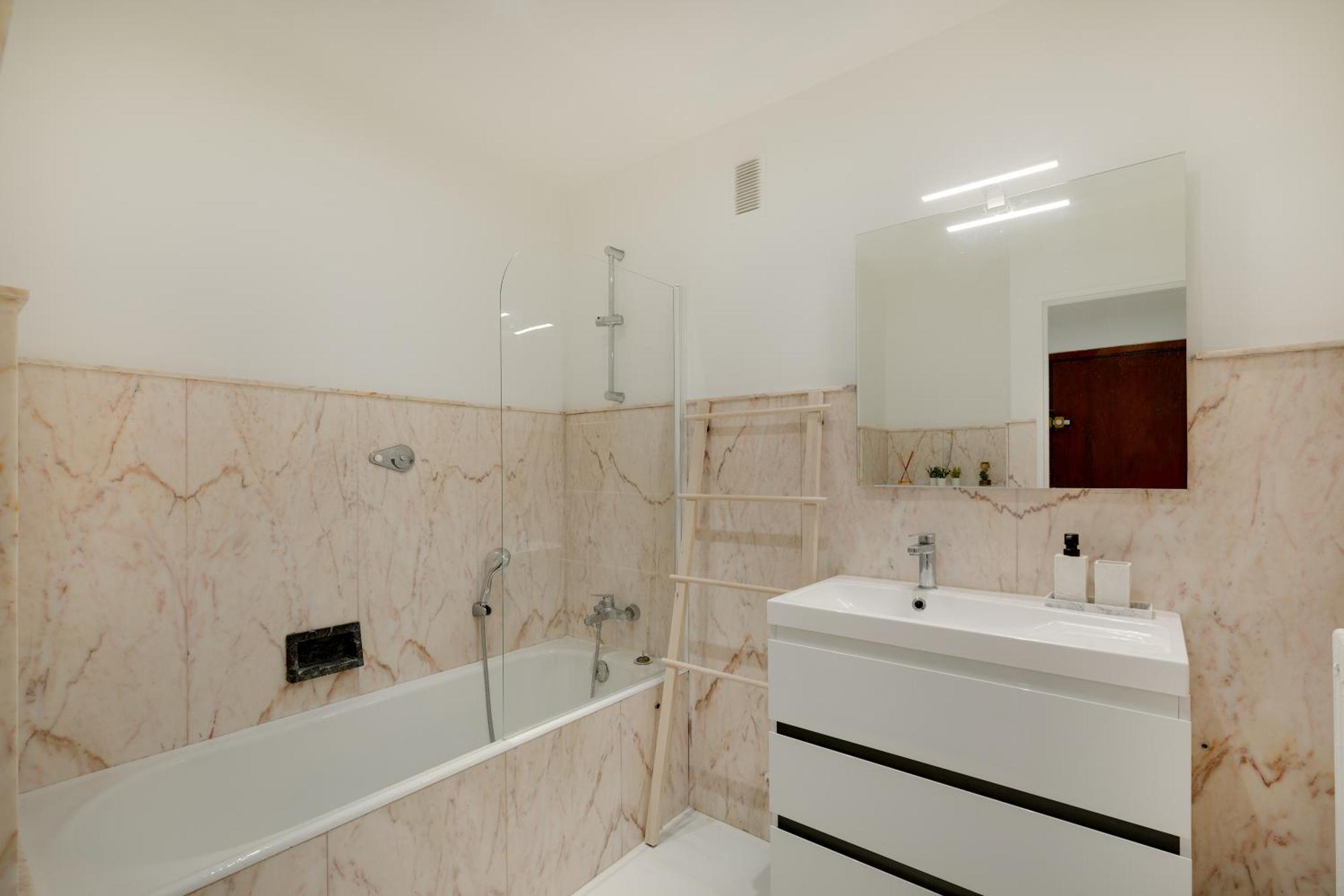 Newly Renovated Charming Downtown Apartment Antibes Exteriör bild